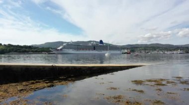 KILLYBEGS, IRELAND - 22 Temmuz 2022: MS Arcadia, Killybegs 'i ilk kez ziyaret ettikten sonra ayrılan bir yolcu gemisi..