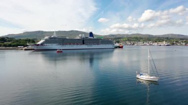 KILLYBEGS, IRELAND - 22 Temmuz 2022: MS Arcadia, Killybegs 'i ilk kez ziyaret ettikten sonra ayrılan bir yolcu gemisi..