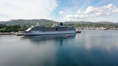 KILLYBEGS, IRELAND - 22 Temmuz 2022: MS Arcadia, Killybegs 'i ilk kez ziyaret ettikten sonra ayrılan bir yolcu gemisi..