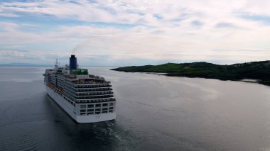 KILLYBEGS, IRELAND - 22 Temmuz 2022: MS Arcadia, Killybegs 'i ilk kez ziyaret ettikten sonra ayrılan bir yolcu gemisi..