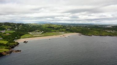 Fintra sahilindeki Fintragh nehrinin ağzının havası Killybegs, County Donegal, İrlanda.