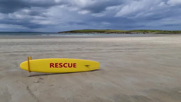 Yellow Coast Guard Rescue Surfboard Narin Beach Portnoo County Donegal — 图库视频影像