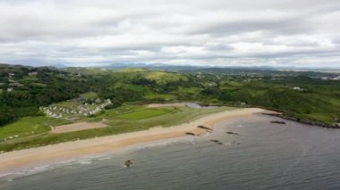 Fintra sahilindeki Fintragh nehrinin ağzının havası Killybegs, County Donegal, İrlanda.