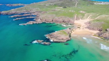 İrlanda 'nın Donegal ilçesindeki Boyeghether Körfezi olarak bilinen Cinayet Deliği plajının hava görüntüsü..