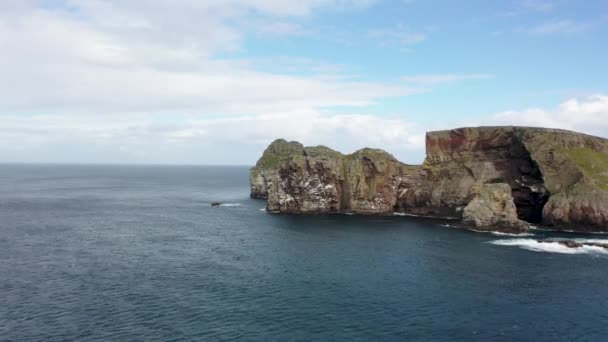 Cliffs Sea Stacks Tor Mor Wishing Stone Port Challa Tory — 图库视频影像