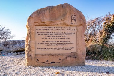 DUNKINEELY, İKİ DONEGAL, IRELAND - 10 NİSAN 2022: Taşlar ani bir fırtınada hayatını kaybeden balıkçıyı hatırlıyor.