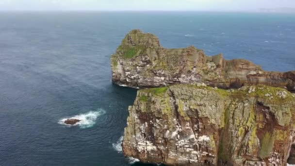 Cliffs Sea Stacks Tor Mor Wishing Stone Port Challa Tory — Vídeo de Stock