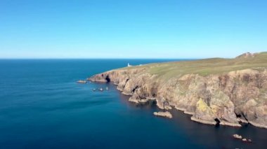 İrlanda 'nın Donegal ilçesindeki Arranmore adasındaki deniz fenerinin yakınındaki uçurumların havadan görüntüsü..