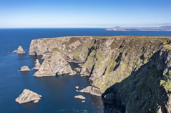 アイルランドのドニゴール州のArranmore島の灯台近くの崖の空中ビュー — ストック写真