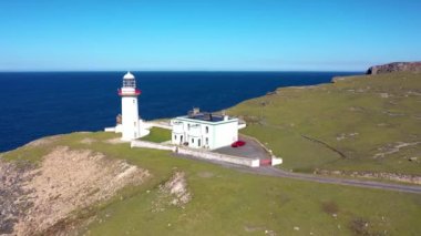 Donegal, İrlanda 'daki Arranmore Adası' ndaki deniz fenerinin hava görüntüsü..