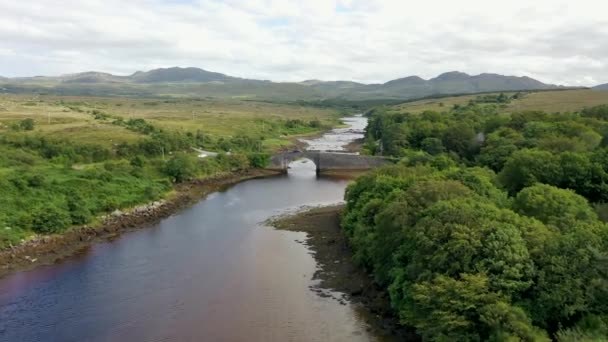 爱尔兰共和国Donegal县Creeslough桥靠近Doe Castle的空中景观 — 图库视频影像