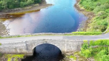 Creeslough 'un İrlanda Cumhuriyeti Donegal' deki Doe Castle yakınlarındaki köprünün havadan görüntüsü..