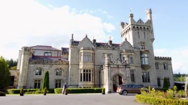 DONEGAL, IRELAND - EYLÜL 03: 2022 Lough Eske Kalesi göle yakın bir yer sağlar.