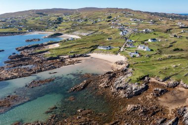 İrlanda Cumhuriyeti 'nin Donegal ilçesindeki Arranmore Adası' ndaki Cloughcorr plajının hava manzarası..