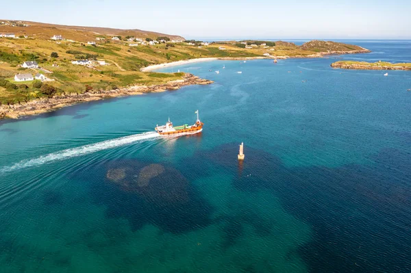 Red Arranmore Ferry Leaving Island Burtonport County Donegal Ireland — 스톡 사진