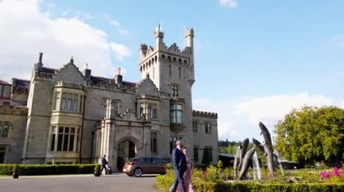DONEGAL, IRELAND - EYLÜL 03: 2022 Lough Eske Kalesi göle yakın bir yer sağlar.