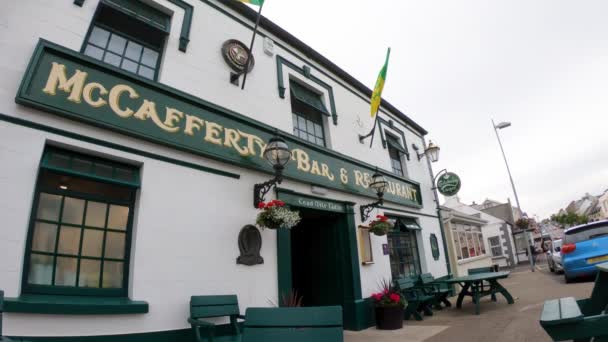Dungloe County Donegal Ireland 2022年8月18日 麦当劳国旗在Mccaffertys酒吧和餐馆飘扬 — 图库视频影像