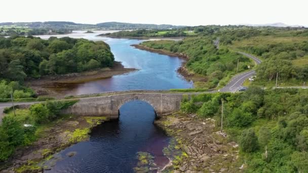 アイルランド共和国ドニゴール州のCreesloughによるDo城に近い橋の空中ビュー — ストック動画
