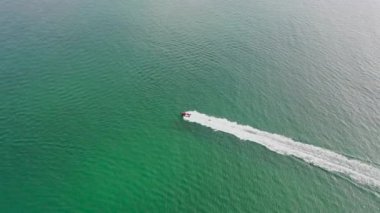Downings, Donegal, İrlanda 'da Atlantik Okyanusu' nda sürat teknesi..