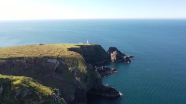 Donegal, İrlanda 'daki Arranmore Adası' ndaki deniz fenerinin hava görüntüsü..