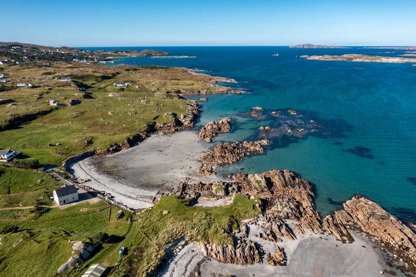 İrlanda Cumhuriyeti 'nin Donegal ilçesindeki Arranmore Adası' ndaki Cloughcorr plajının hava manzarası..