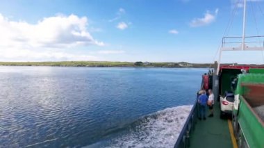 ARRANMORE, İKİ DONEGAL, IRELAND - 31 AĞUSTOS 2022: Burtonport ve Leabgarrow arasındaki kırmızı feribot.