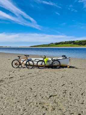 Gweebarra Körfezi, Donegal İlçesi 'nde bisiklet ve tekneyle açık havada eğlenme kavramı - İrlanda.
