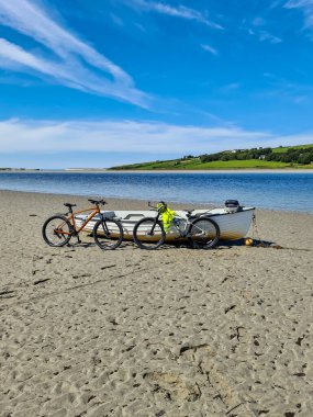 Gweebarra Körfezi, Donegal İlçesi 'nde bisiklet ve tekneyle açık havada eğlenme kavramı - İrlanda.