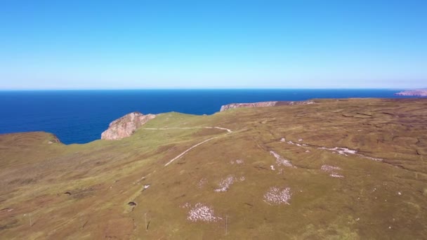 爱尔兰多尼加县弗洛莫尔岛灯塔附近悬崖的空中景观 — 图库视频影像