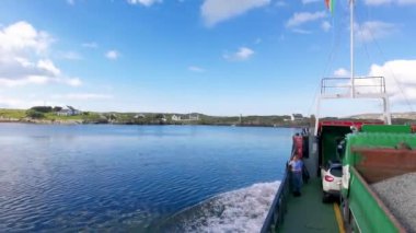 ARRANMORE, İKİ DONEGAL, IRELAND - 31 AĞUSTOS 2022: Burtonport ve Leabgarrow arasındaki kırmızı feribot.