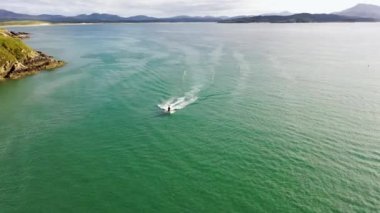 Downings, Donegal, İrlanda 'da Atlantik Okyanusu' nda sürat teknesi..