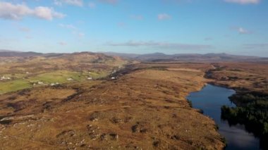 Donegal, İrlanda 'daki Bonny Glen yakınlarındaki güzel Namanlagh Gölü' nün hava manzarası.