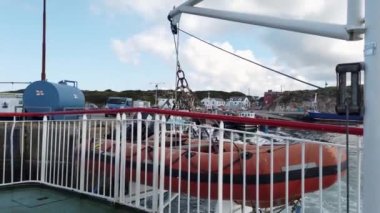 BURTONPORT, İYİ DONEGAL, İRELAND - 31 AĞUSTOS 2022: kırmızı Arranmore feribotu Arranmore 'a doğru Burtonport' tan hareket ediyor..