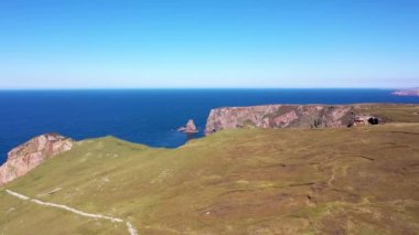 İrlanda 'nın Donegal ilçesindeki Arranmore adasındaki deniz fenerinin yakınındaki uçurumların havadan görüntüsü..