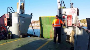 ARRANMORE, İKİ DONEGAL, İRELAND - 31 AĞUSTOS 2022: Burtonport 'a vardığımızda kırmızı feribot açılışı.