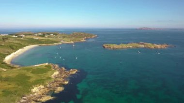 Buzağı adasının havadan görünüşü ve İrlanda Cumhuriyeti Donegal 'deki Arranmore Adası' ndaki filika hangarı..