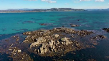 İrlanda Cumhuriyeti 'nin Donegal ilçesindeki Arranmore Adası' ndaki Clouhhcorr plajından Maghery 'nin hava görüntüsü.