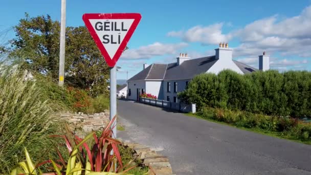 Підпишіть Іришською Мовою Clouhcorr Острові Арранмор Графство Донегол Ірландія — стокове відео