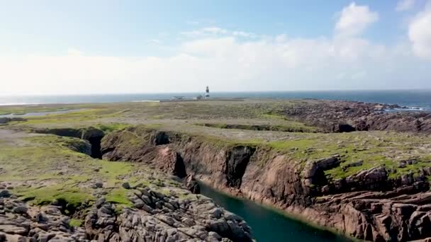 มมองทางอากาศของ Lighthouse บนเกาะ Tory County Donegal สาธารณร ฐไอร แลนด — วีดีโอสต็อก