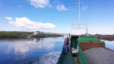ARRANMORE, İKİ DONEGAL, IRELAND - 31 AĞUSTOS 2022: Burtonport ve Leabgarrow arasındaki kırmızı feribot.