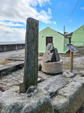 Tory Adası, Donegal County, İrlanda 'daki Yuvarlak Kule' nin yanındaki taşlar..