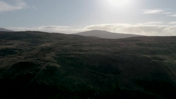 アイルランド共和国ドニゴール州のGlencolumbkileの丘や泥炭地の空中ビュー — ストック動画