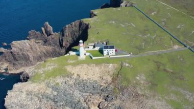 Donegal, İrlanda 'daki Arranmore Adası' ndaki deniz fenerinin hava görüntüsü..