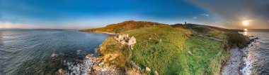 1790 'dan 1805' e kadar olan yosun fabrikasının kalıntıları Teach Dearg ya da Maghery, Dunloe, County Donegal yakınlarındaki Crohy 'deki Kızıl Ev.
