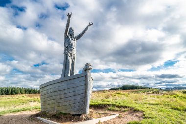 GORTMORE, NORTHERN IRELAND, İngiltere - 18 Eylül 2022: John Darre Sutton tarafından yapılan Manannan Mac Lir Heykeli - İrlanda mitolojisinde denizle ilişkili ve sıklıkla yorumlanan bir savaşçı ve kraldır