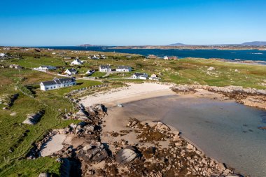 İrlanda Cumhuriyeti 'nin Donegal ilçesindeki Arranmore Adası' ndaki Cloughcorr plajının hava manzarası..