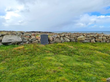 İrlanda Cumhuriyeti Donegal İlçesi, Tory Adası 'ndaki Deniz feneri yakınındaki ormancılar mezarlığı..