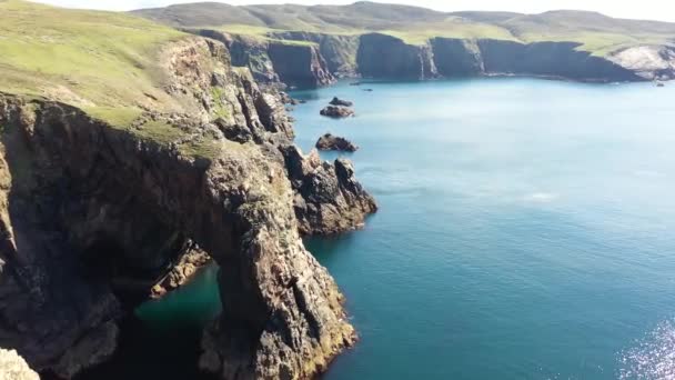 Widok Lotu Ptaka Nadmorski Łuk Klify Pobliżu Latarni Morskiej Wyspie — Wideo stockowe