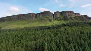 Güzel Binevenagh Dağı Kuzey İrlanda 'da Limavady yakınlarında..
