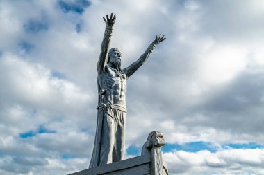 GORTMORE, NORTHERN IRELAND, İngiltere - 18 Eylül 2022: John Darre Sutton tarafından yapılan Manannan Mac Lir Heykeli - İrlanda mitolojisinde denizle ilişkili ve sıklıkla yorumlanan bir savaşçı ve kraldır